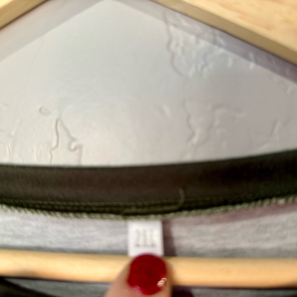 Brandy Melville Long Scoop Neck Soft Flowy Tee Shirt Olive Green Ombré XXL - Picture 5 of 12